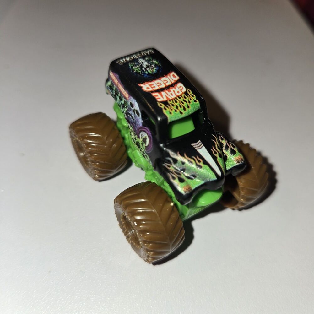 Hot Wheels DieCast Grave Digger 1:64 Monster Jam / Truck Bad To The Bone Skulls